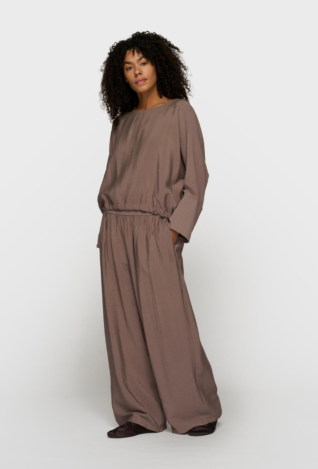 Wygodne spodnie culotte w kolorze taupe