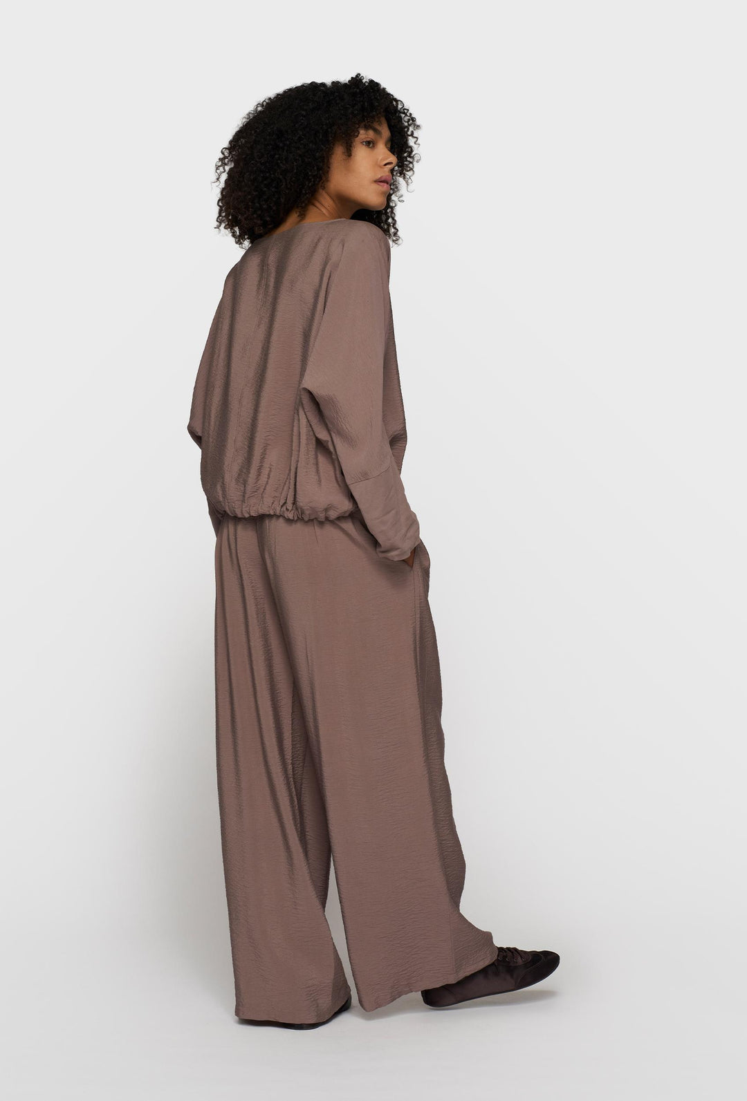 Wygodne spodnie culotte w kolorze taupe