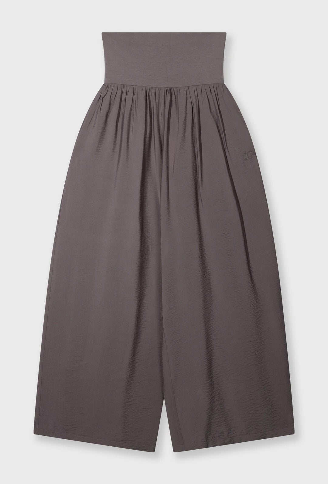 Satynowy taupe komplet oversize z szerokimi nogawkami