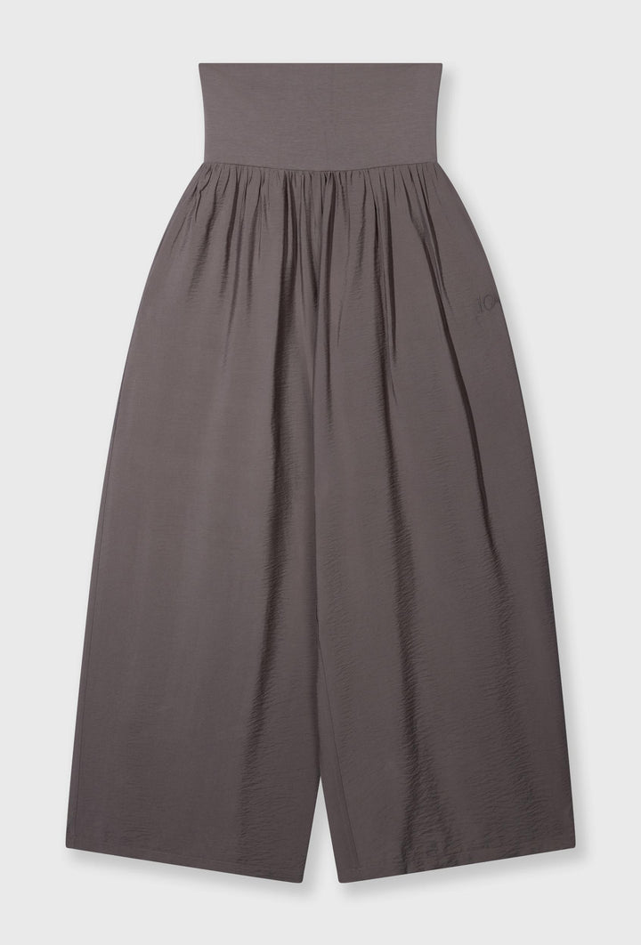 Satynowy taupe komplet oversize z szerokimi nogawkami