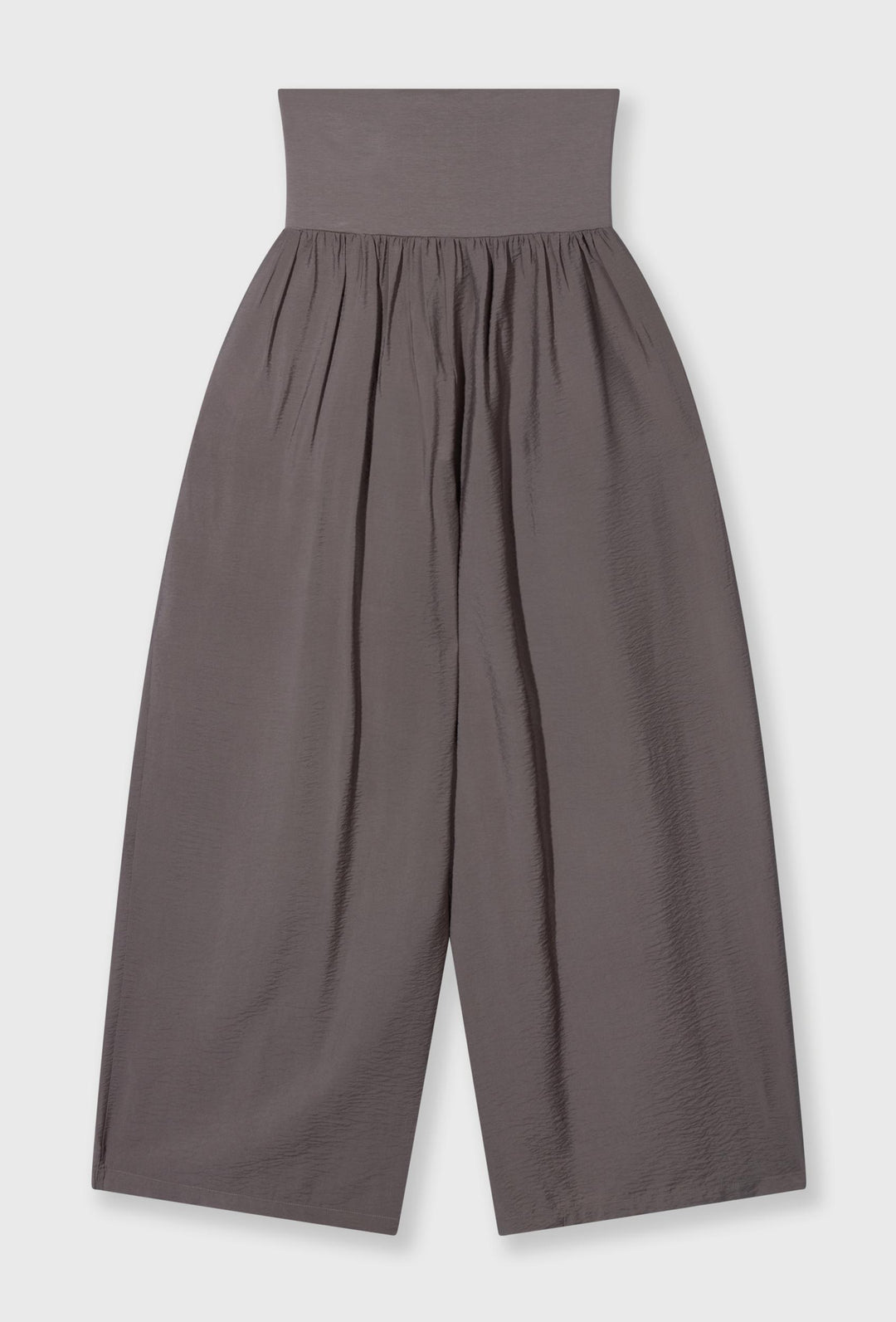 Satynowy taupe komplet oversize z szerokimi nogawkami