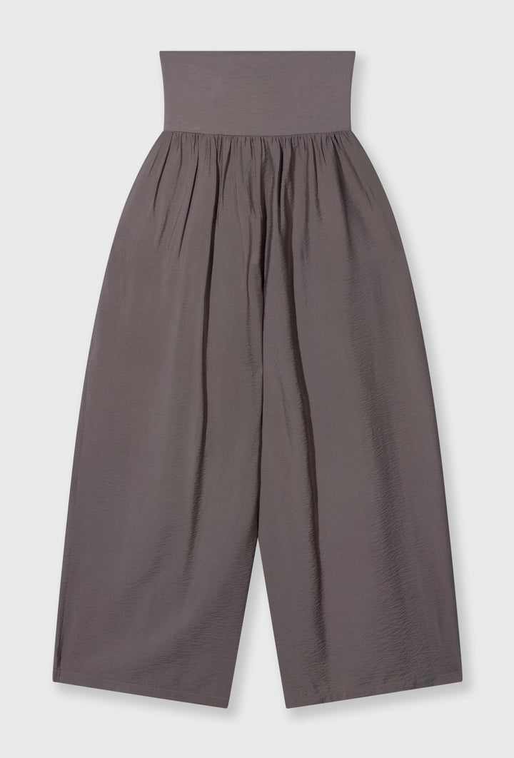Satynowy taupe komplet oversize z szerokimi nogawkami