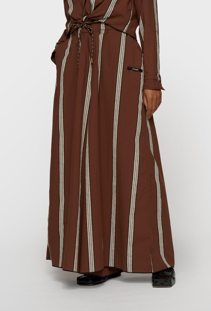 Spodnie z szerokimi nogawkami w brązowym kolorze