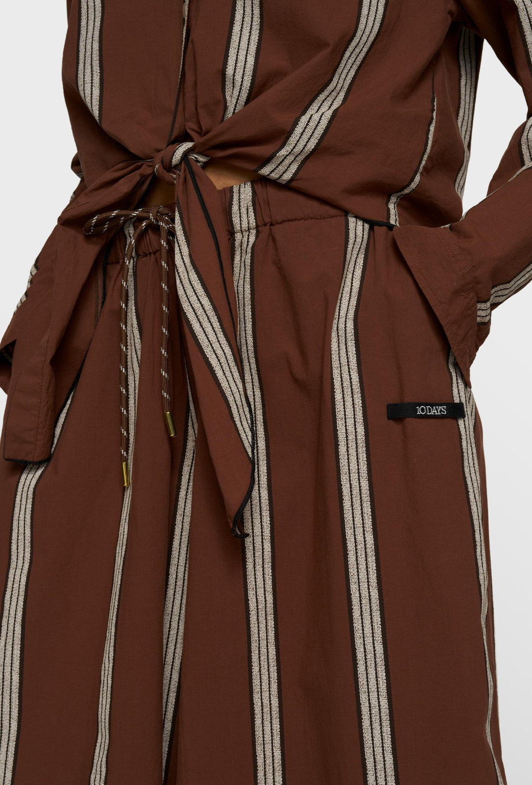 Spodnie z szerokimi nogawkami w brązowym kolorze