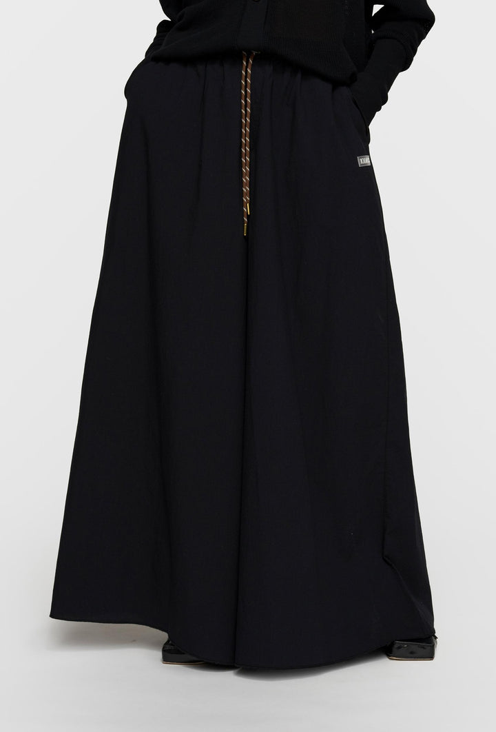 Czarne spodnie z szeroką nogawką w czarnym kolorze