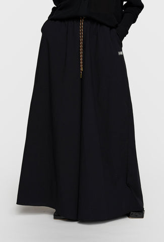 Czarne spodnie z szeroką nogawką w czarnym kolorze