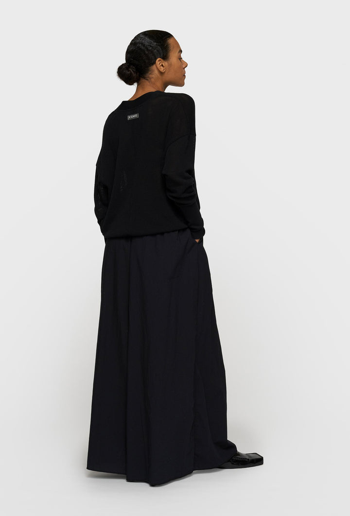 Czarne spodnie z szeroką nogawką w czarnym kolorze