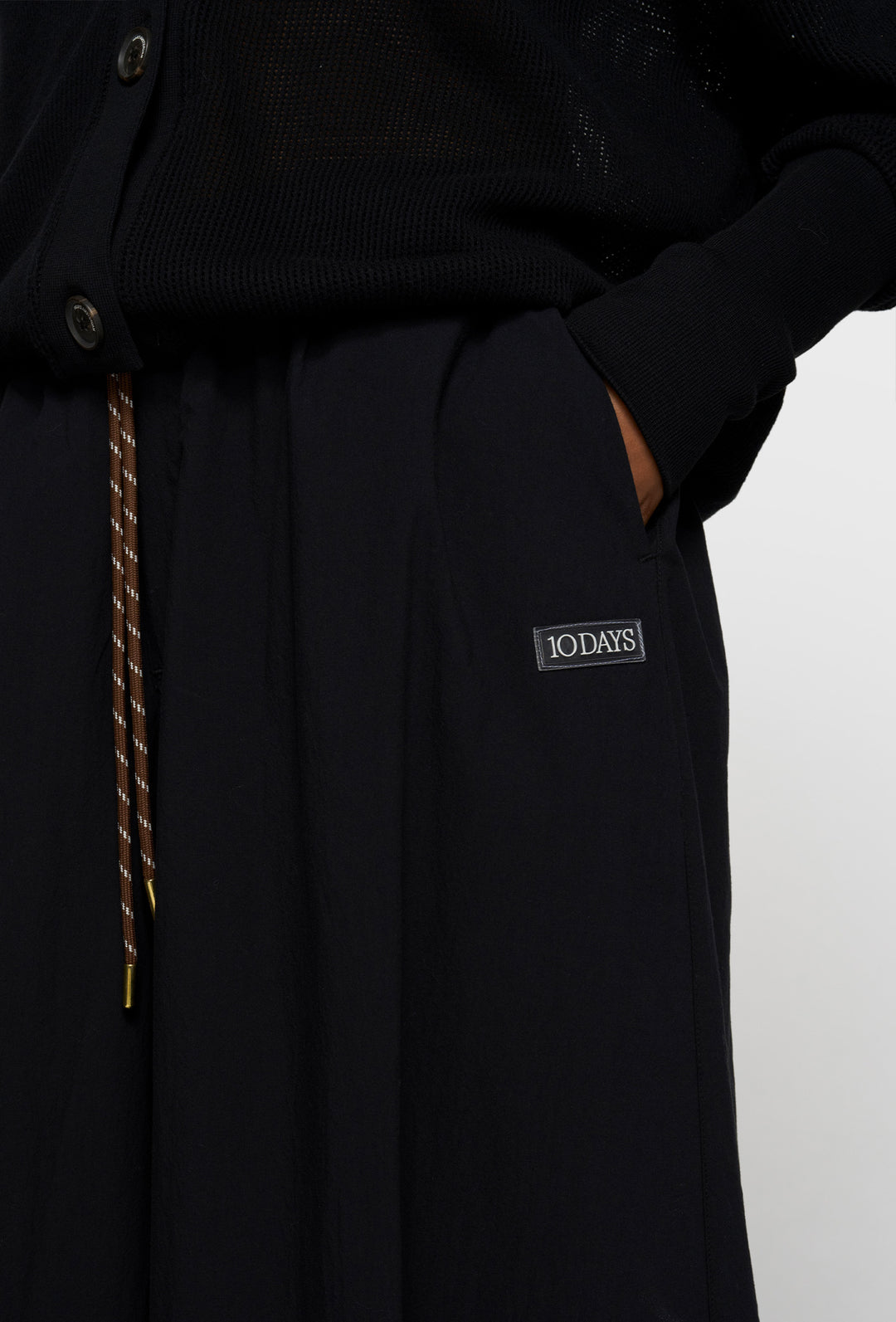 Czarne spodnie z szeroką nogawką w czarnym kolorze