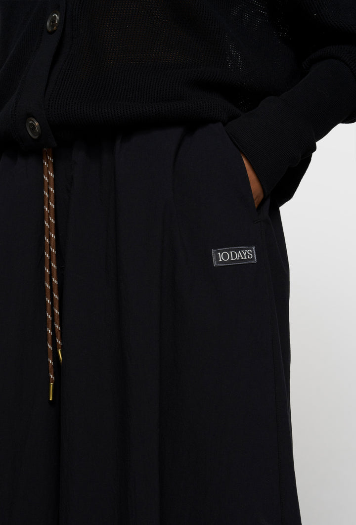 Czarne spodnie z szeroką nogawką w czarnym kolorze