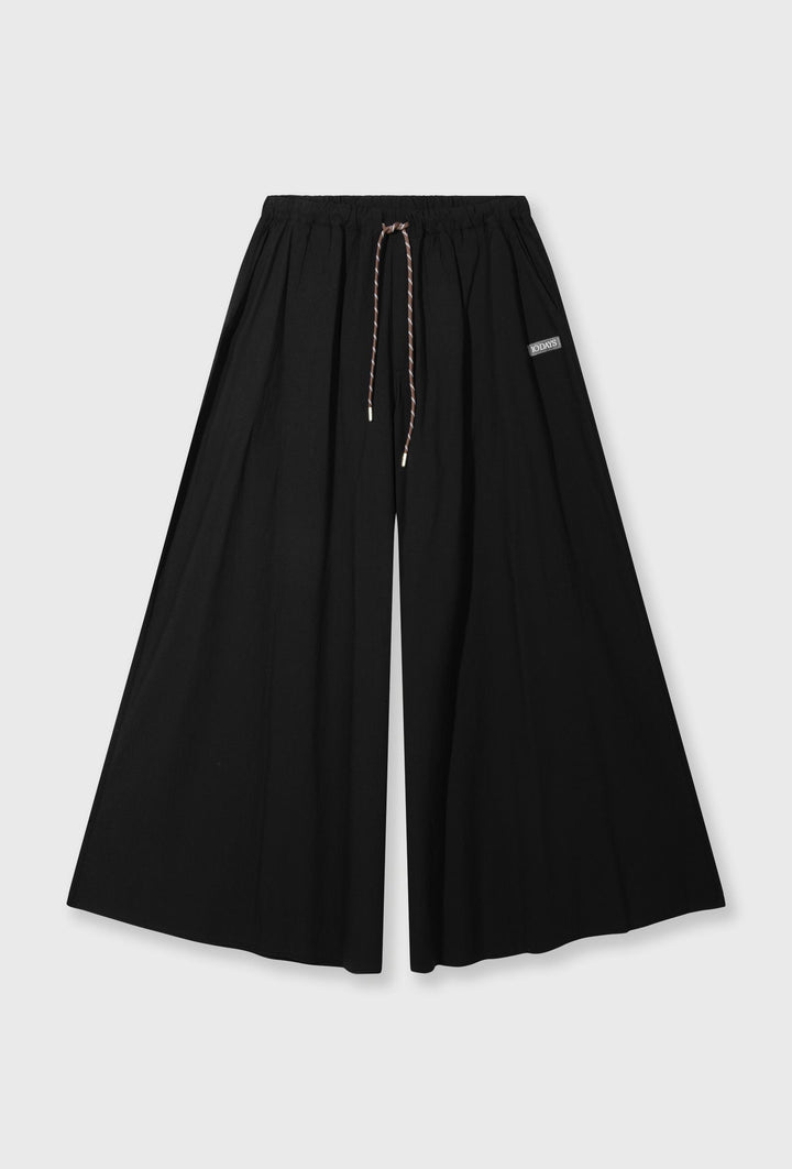 Czarne spodnie z szeroką nogawką w czarnym kolorze