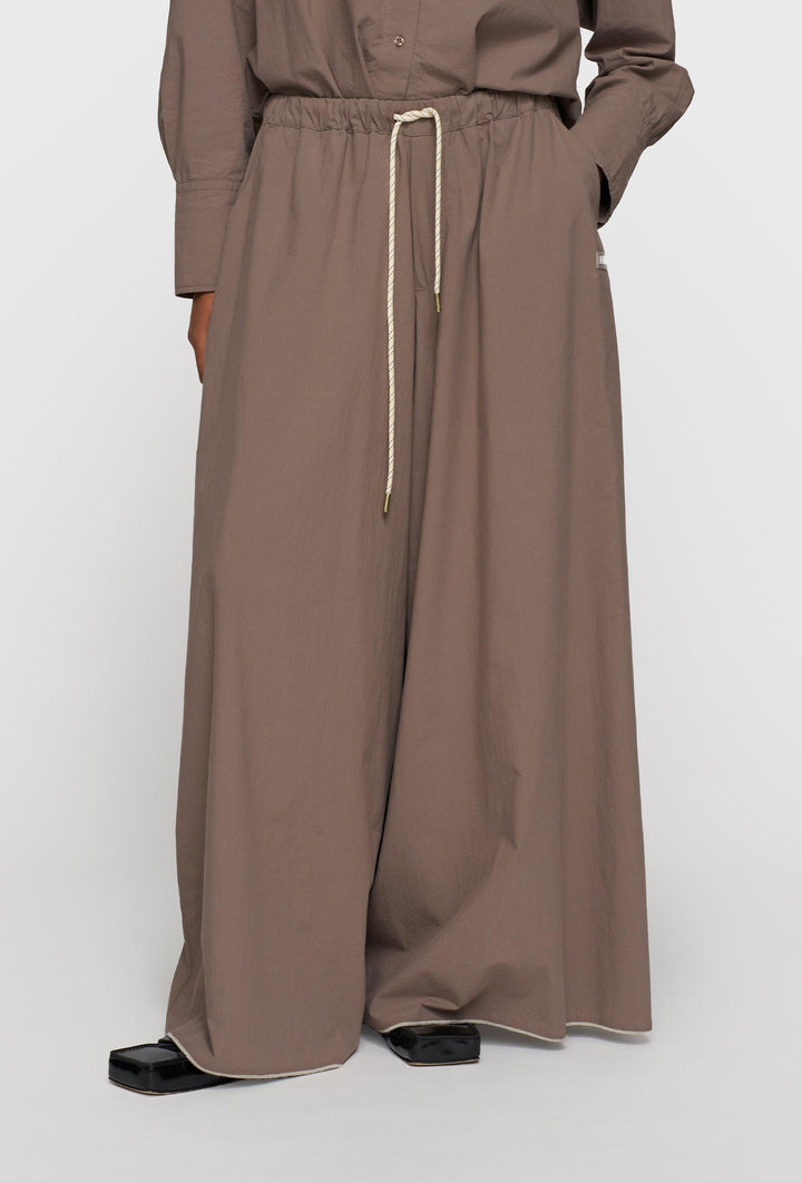 Spodnie o szerokiej nogawce w kolorze taupe