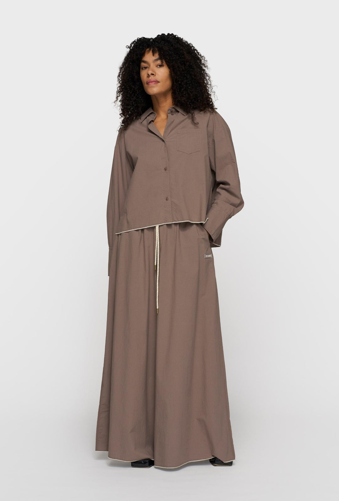 Spodnie o szerokiej nogawce w kolorze taupe