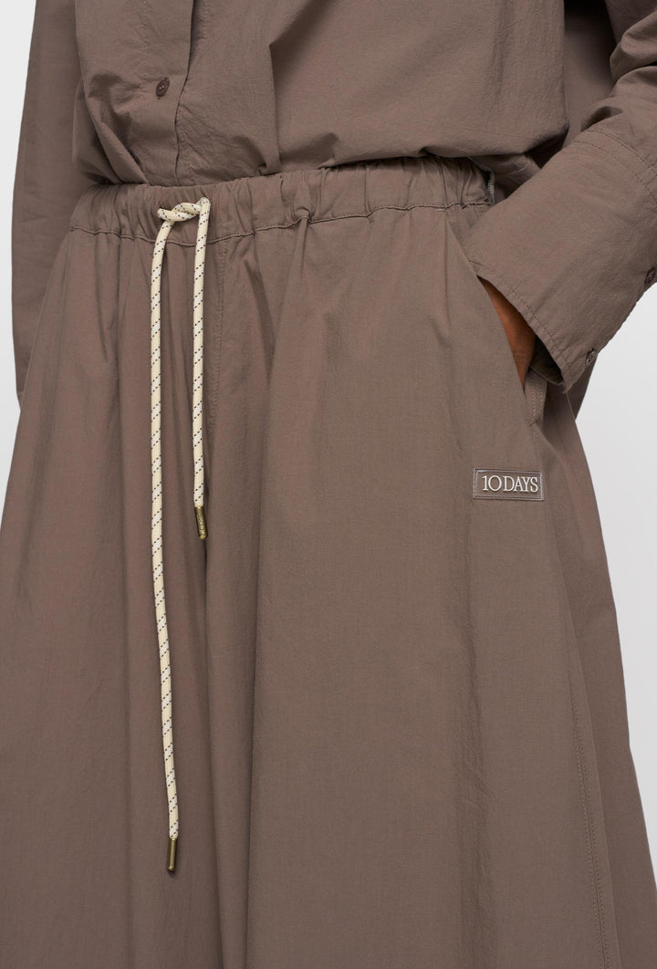 Spodnie o szerokiej nogawce w kolorze taupe