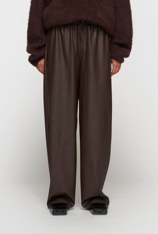 Luźne spodnie z eko skóry w głębokim brązowym kolorze