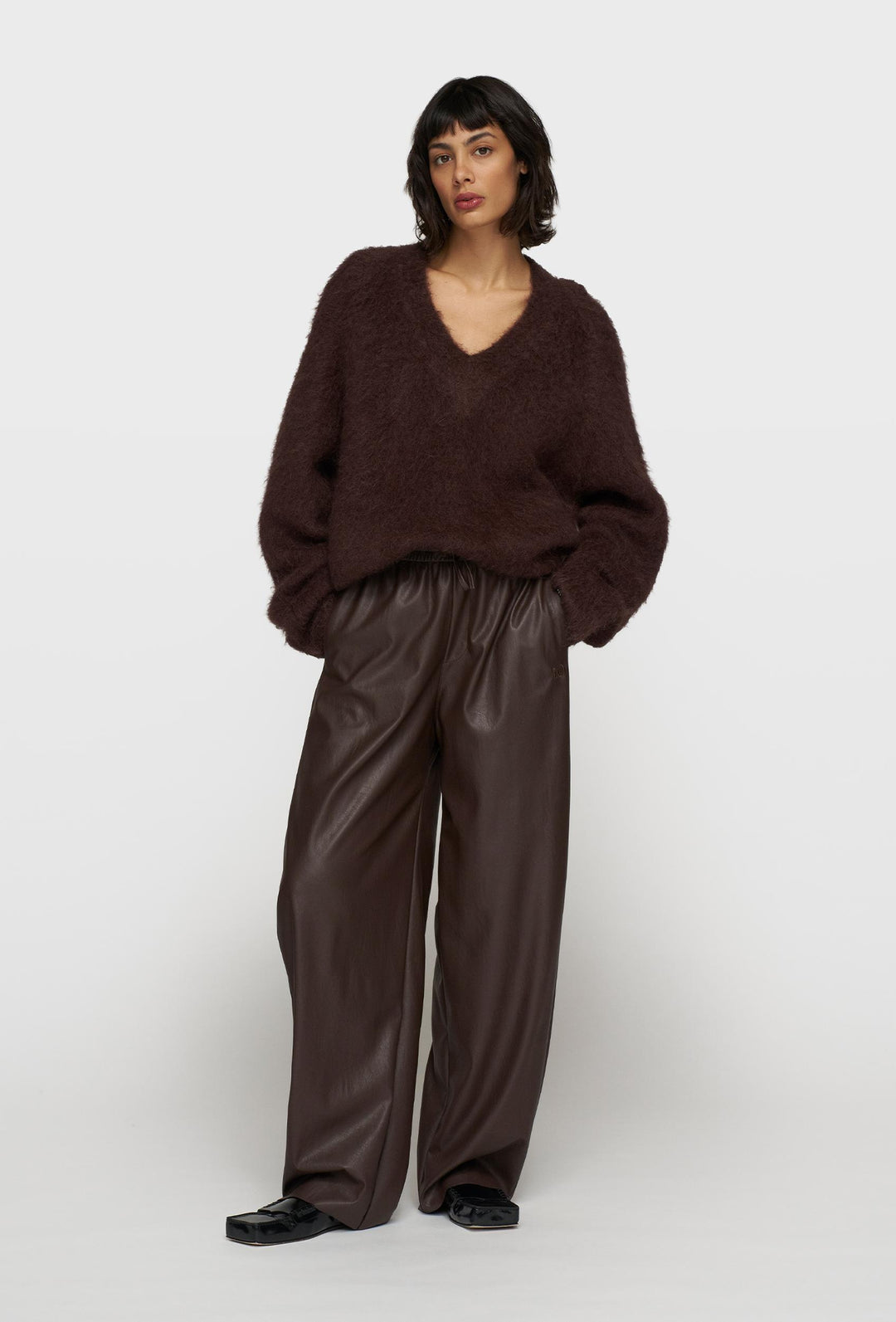 Luźne spodnie z eko skóry w głębokim brązowym kolorze
