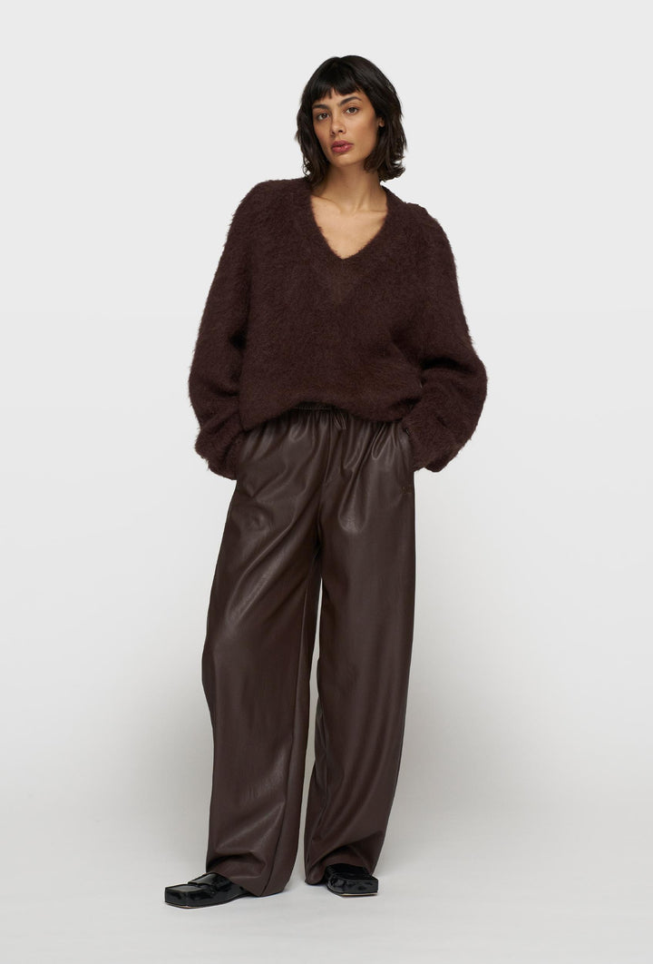 Luźne spodnie z eko skóry w głębokim brązowym kolorze