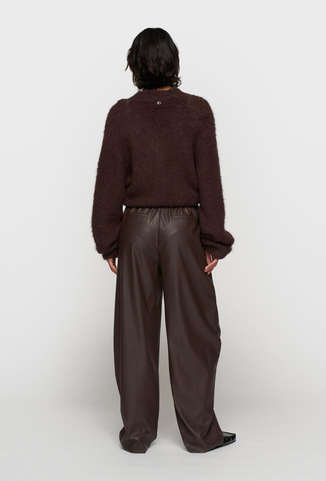 Luźne spodnie z eko skóry w głębokim brązowym kolorze