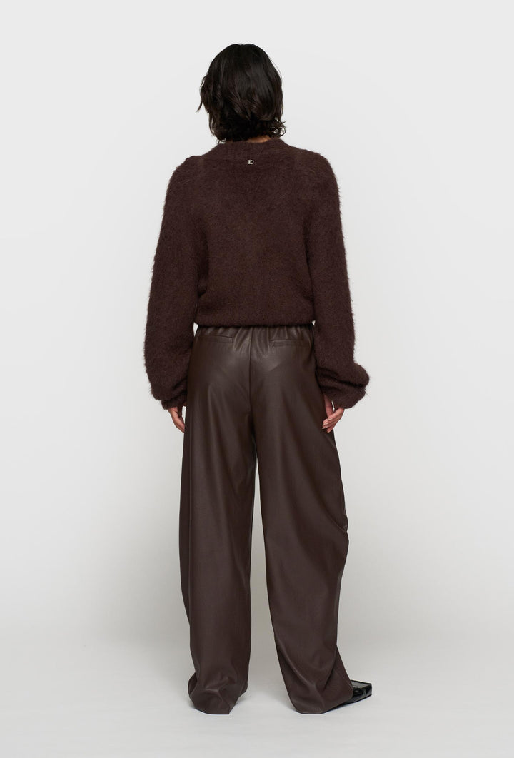 Luźne spodnie z eko skóry w głębokim brązowym kolorze