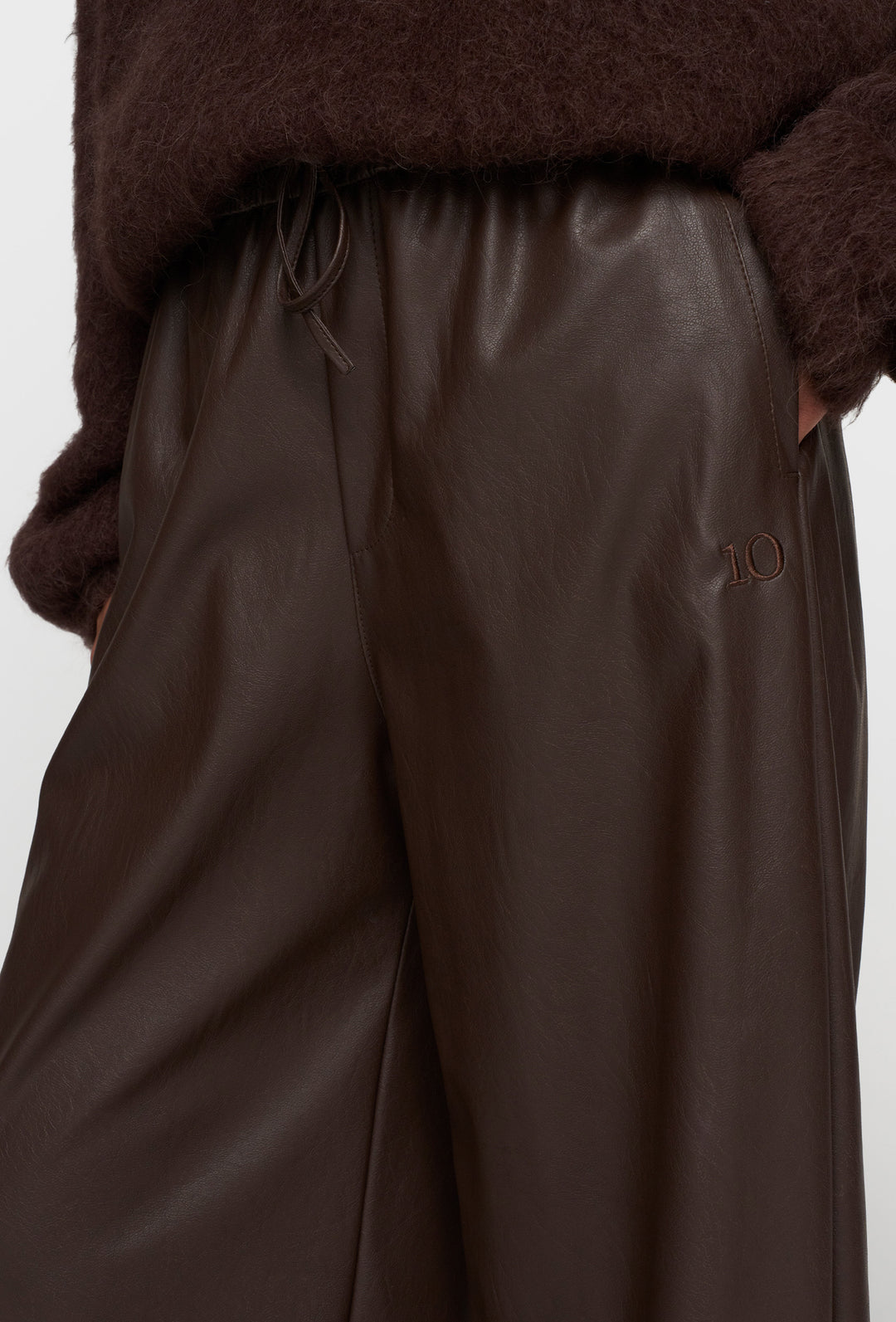 Luźne spodnie z eko skóry w głębokim brązowym kolorze