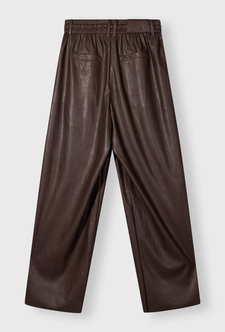 Luźne spodnie z eko skóry w głębokim brązowym kolorze