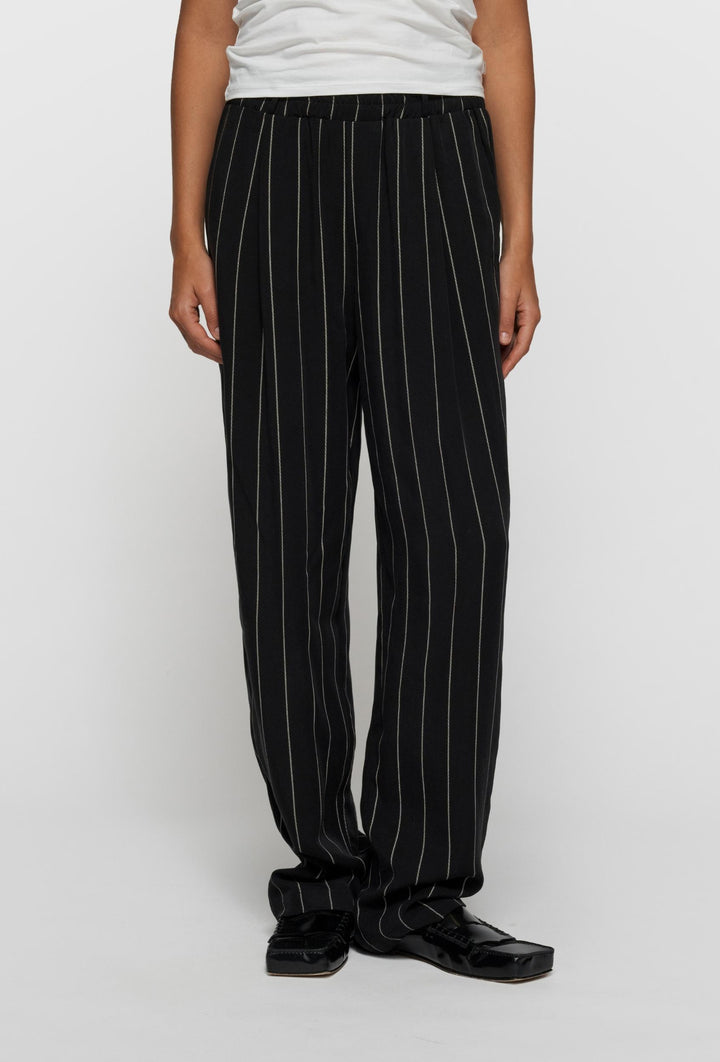 Czarne spodnie w prążek z elastycznym pasem