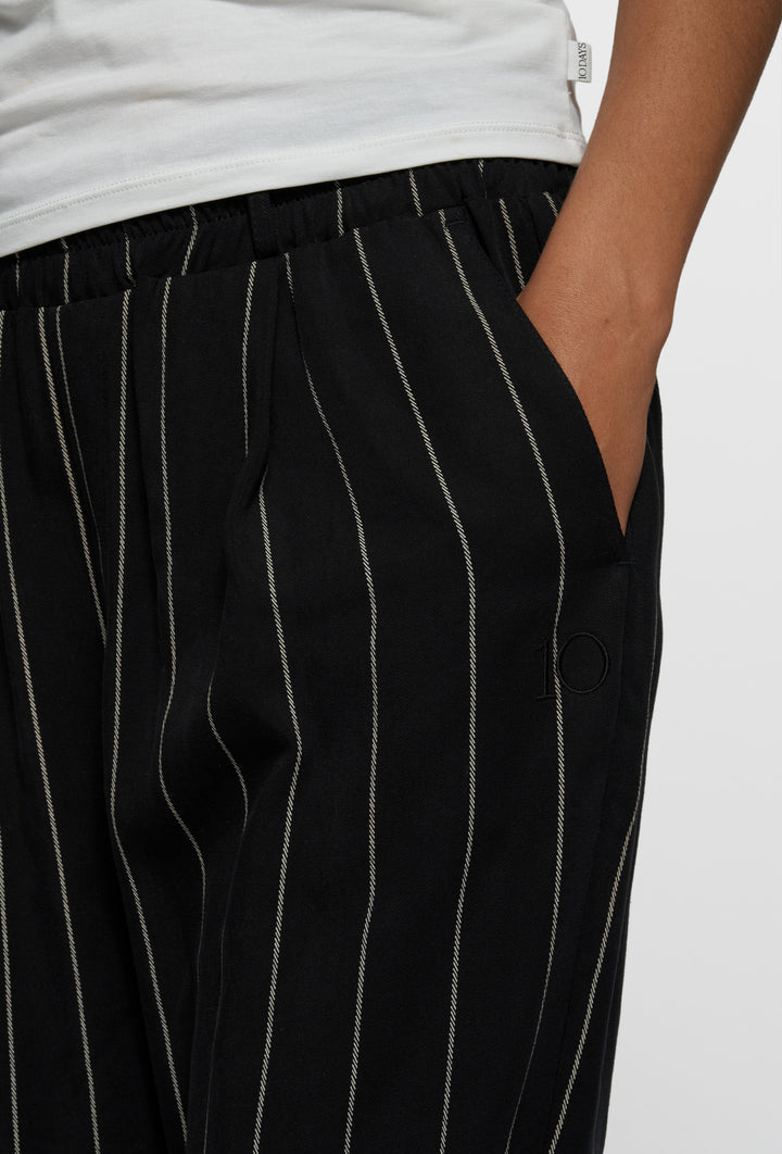 Czarne spodnie w prążek z elastycznym pasem