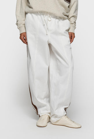 Białe spodnie dresowe z lampasami i elastycznym pasem