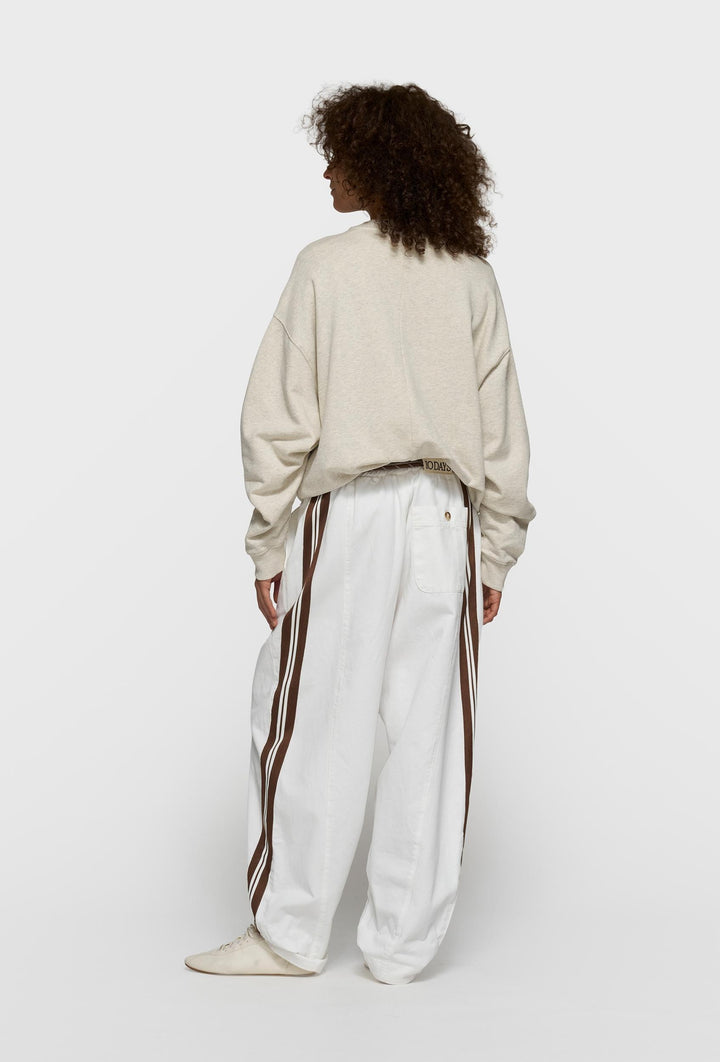 Białe spodnie dresowe z lampasami i elastycznym pasem