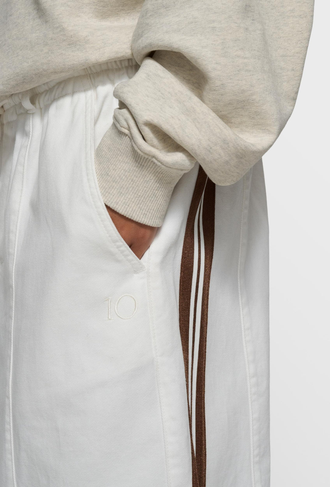 Białe spodnie dresowe z lampasami i elastycznym pasem