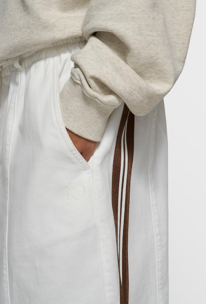 Białe spodnie dresowe z lampasami i elastycznym pasem