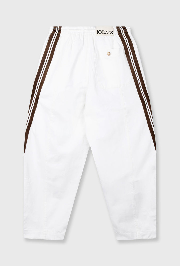 Białe spodnie dresowe z lampasami i elastycznym pasem