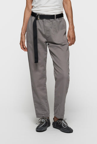 Szare spodnie ze zwężanymi nogawkami