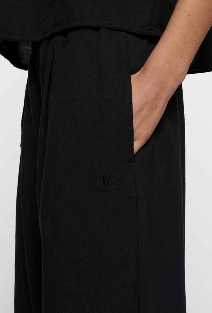 Klasyczne, minimalistyczne spodnie damskie w czarnym kolorze