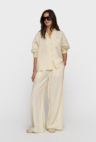 Kremowy lniany komplet z koszulą i spodniami palazzo