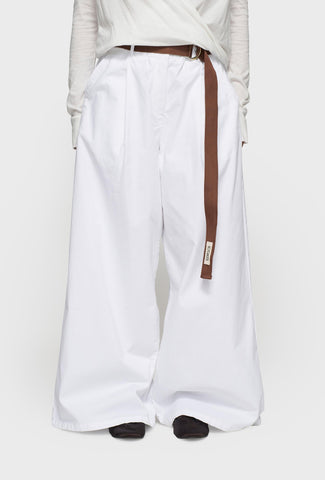Długie spodnie o szerokim kroju w białym kolorze, ściągane na pasek