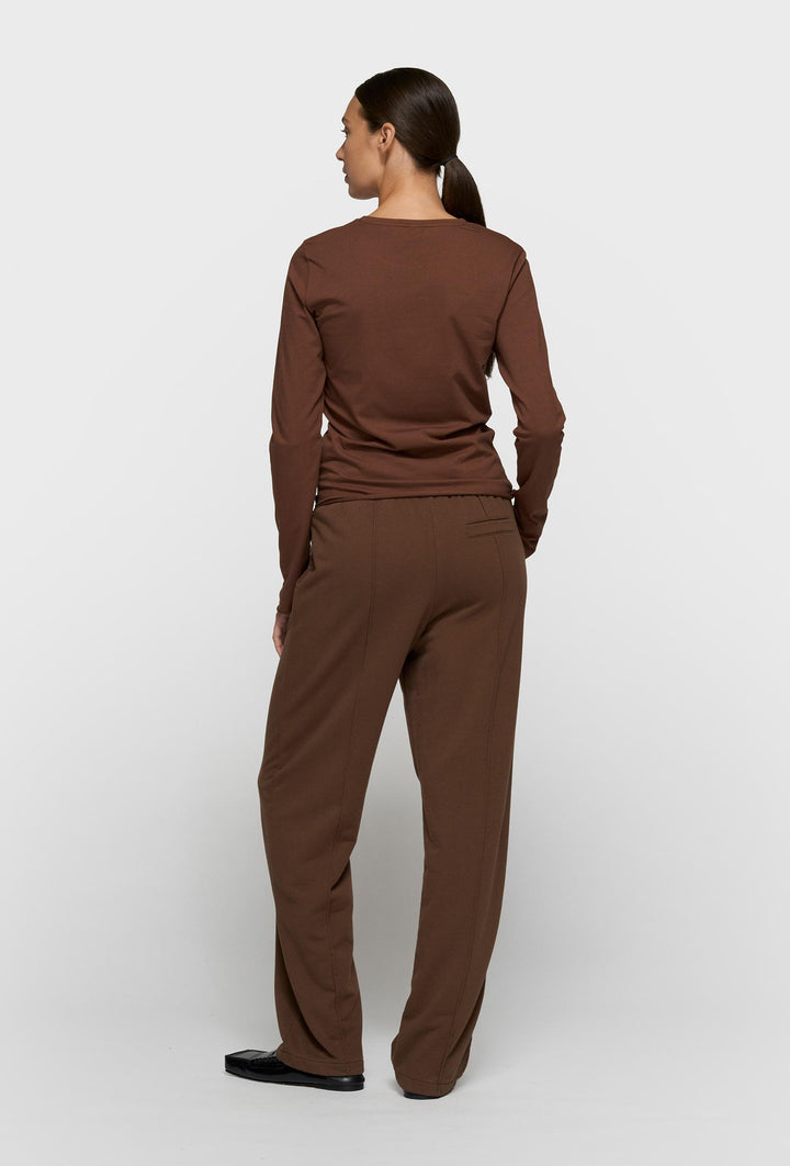 Spodnie dresowe z prostą nogawką i dekoracyjnymi przeszyciami