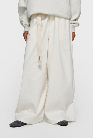 Spodnie wide leg z paskiem i minimalistycznym haftem