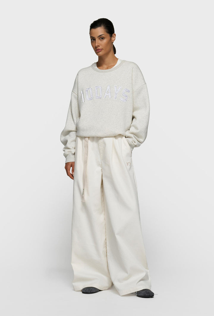 Spodnie wide leg z paskiem i minimalistycznym haftem