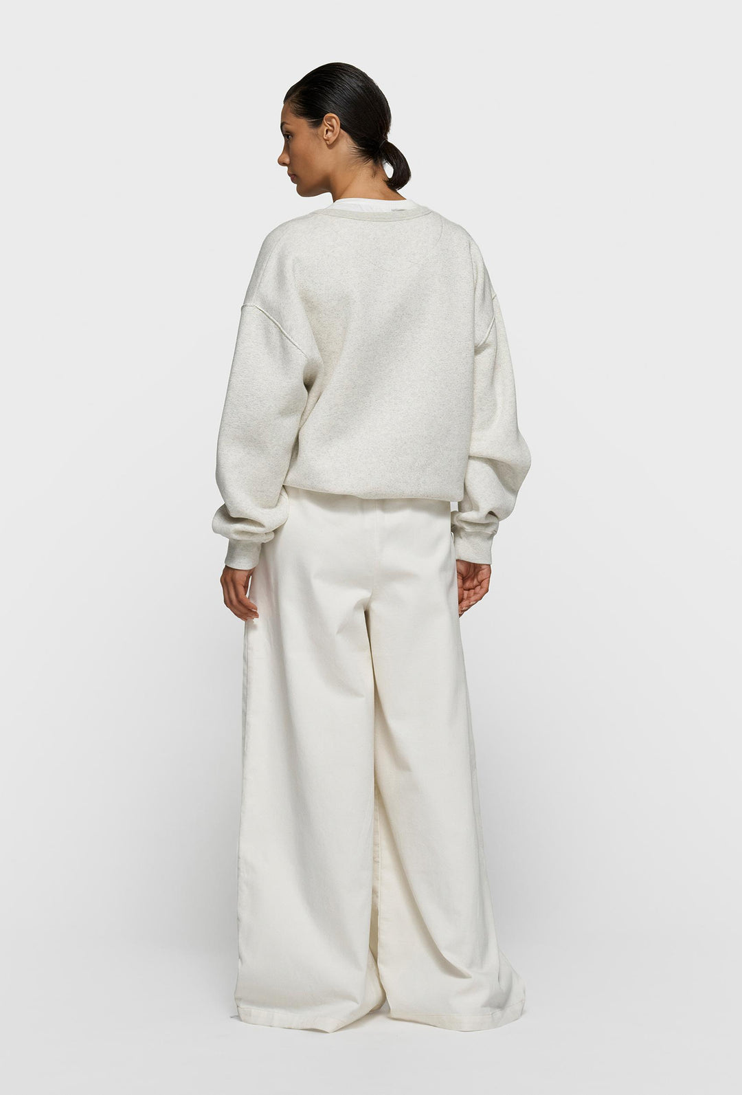 Spodnie wide leg z paskiem i minimalistycznym haftem