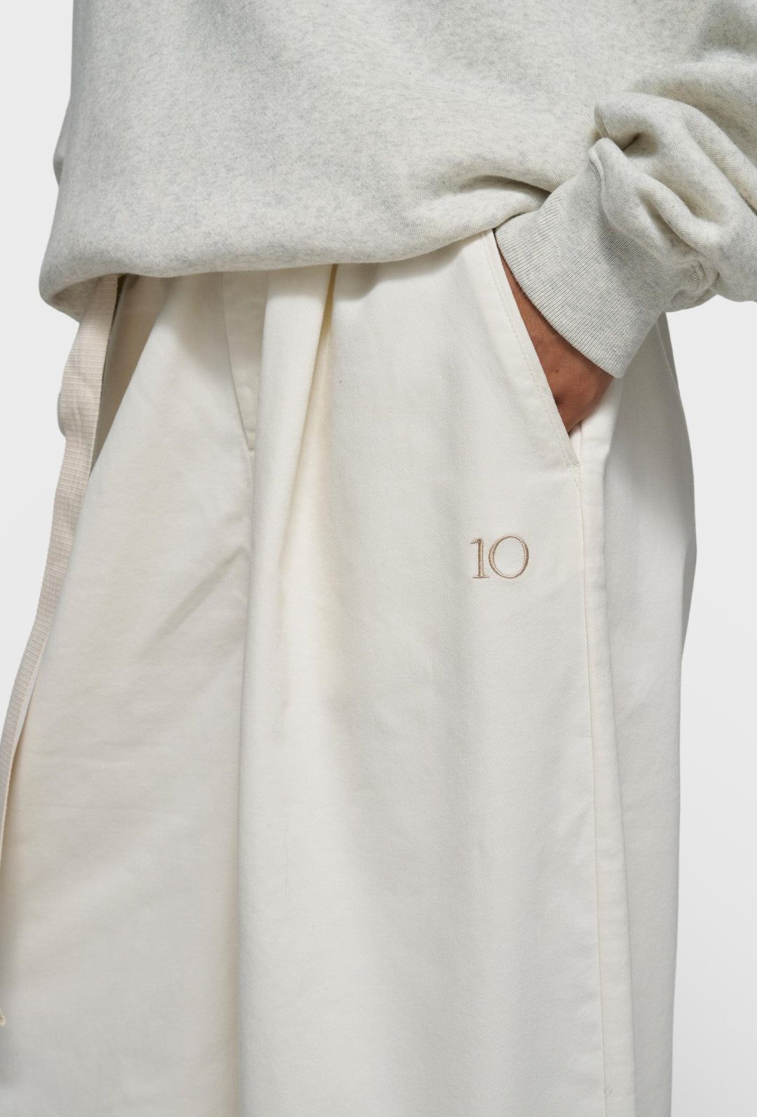 Spodnie wide leg z paskiem i minimalistycznym haftem