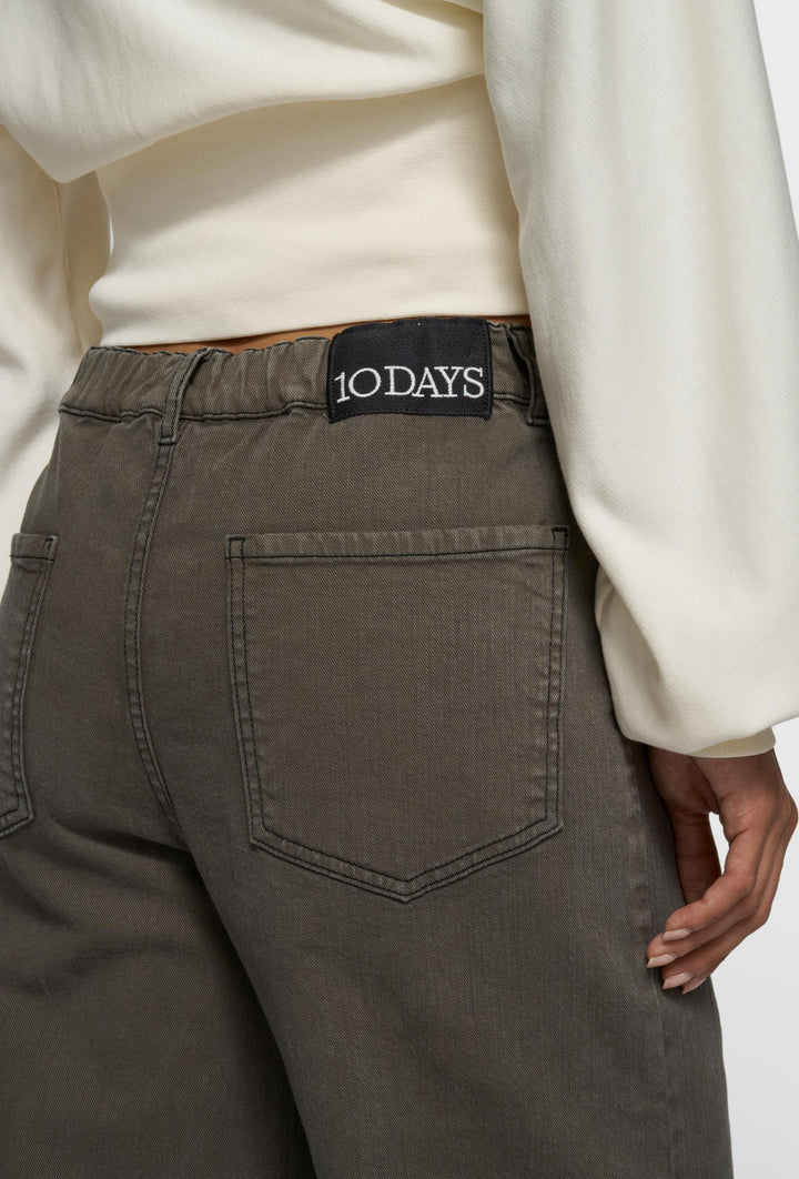 Szare jeansy o prostym kroju z detalami 10DAYS