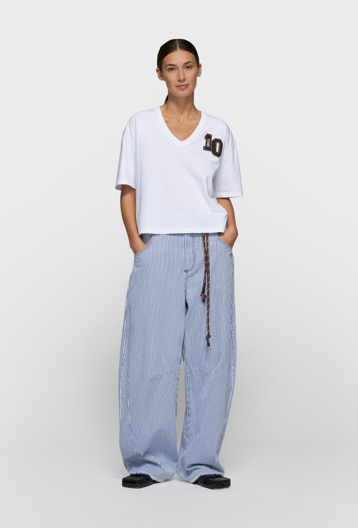 Niebiesko-białe spodnie jeansowe w pionowy pasek