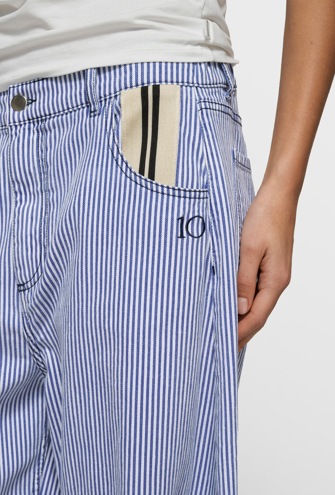 Niebiesko-białe spodnie jeansowe w pionowy pasek