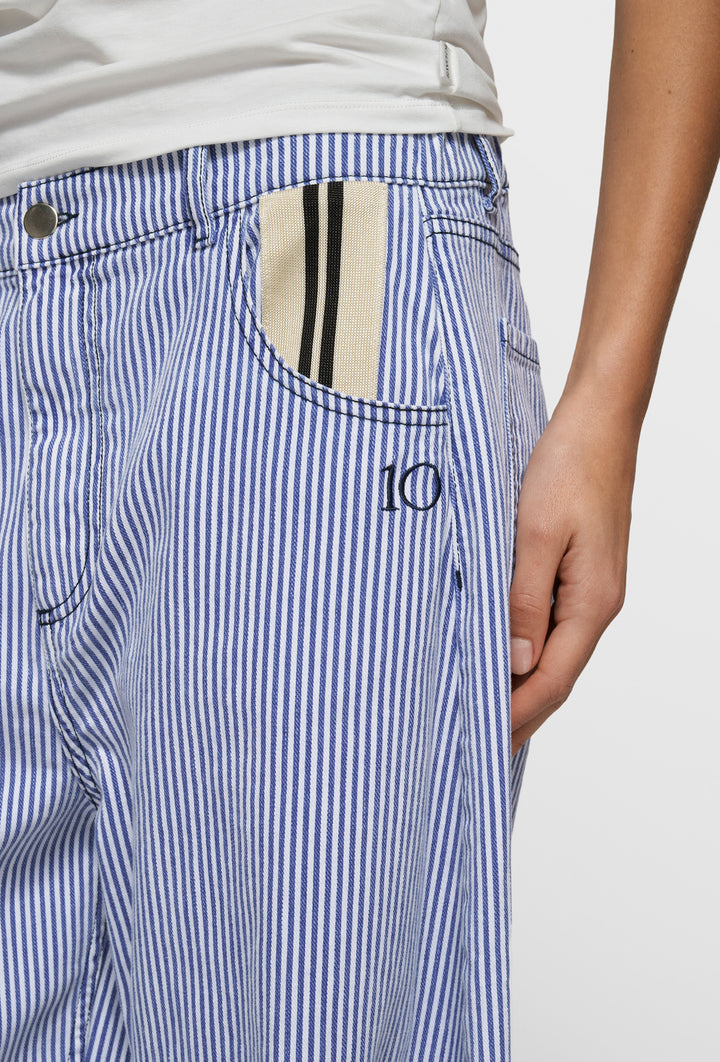 Niebiesko-białe spodnie jeansowe w pionowy pasek