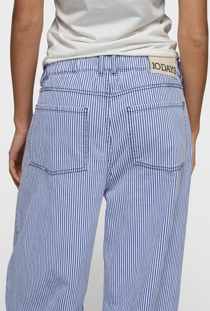 Niebiesko-białe spodnie jeansowe w pionowy pasek