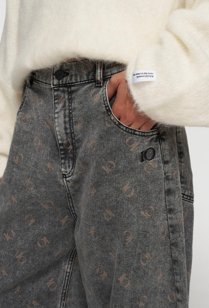 Jeansy fasonie straight leg w szarym kolorze z nadrukiem