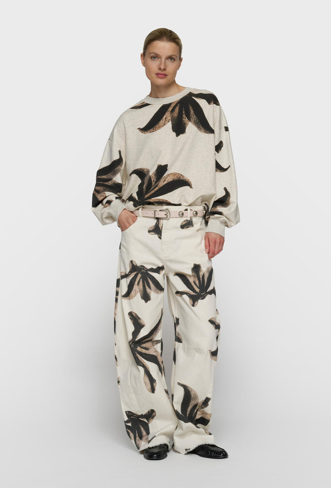 Jeansy wide leg w kolorze ecru z nadrukiem kwiatowym