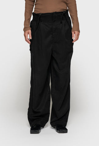 Czarne ogrodniczki na lato z cienkimi szelkami