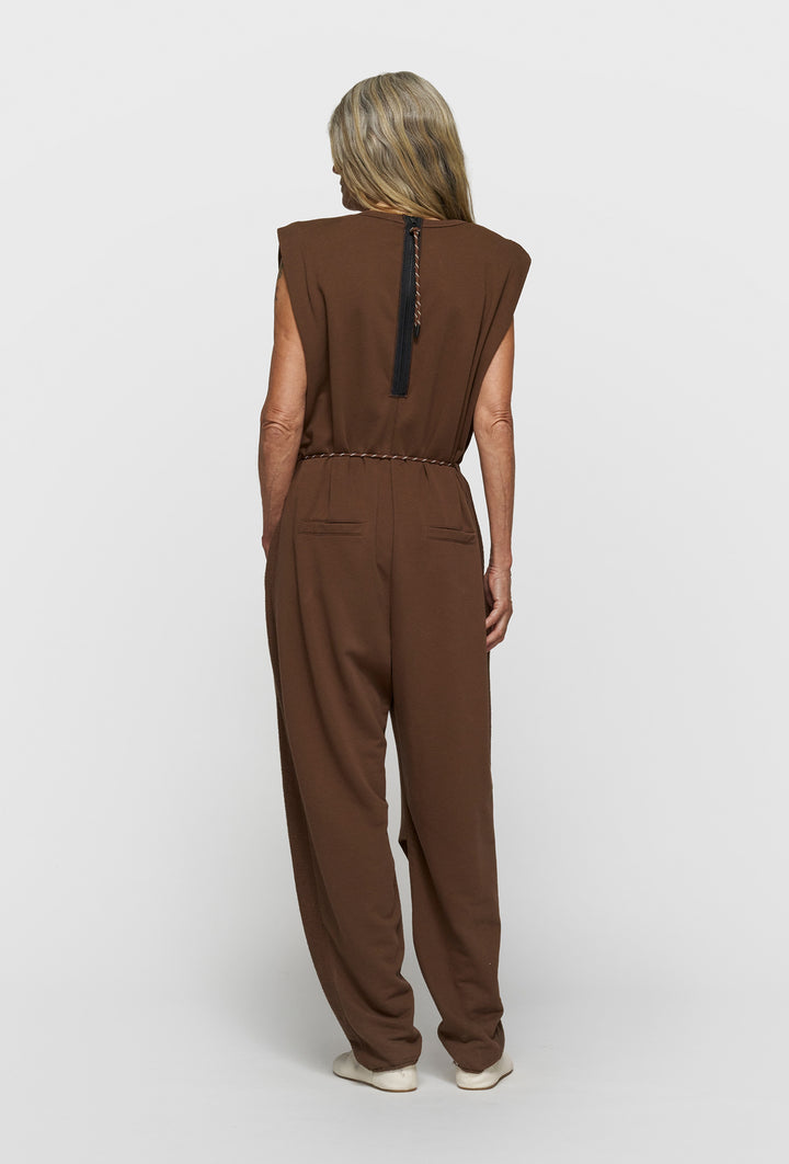 Kombinezon bez rękawów z wiązaniem w pasie