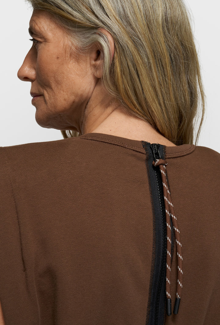 Kombinezon bez rękawów z wiązaniem w pasie